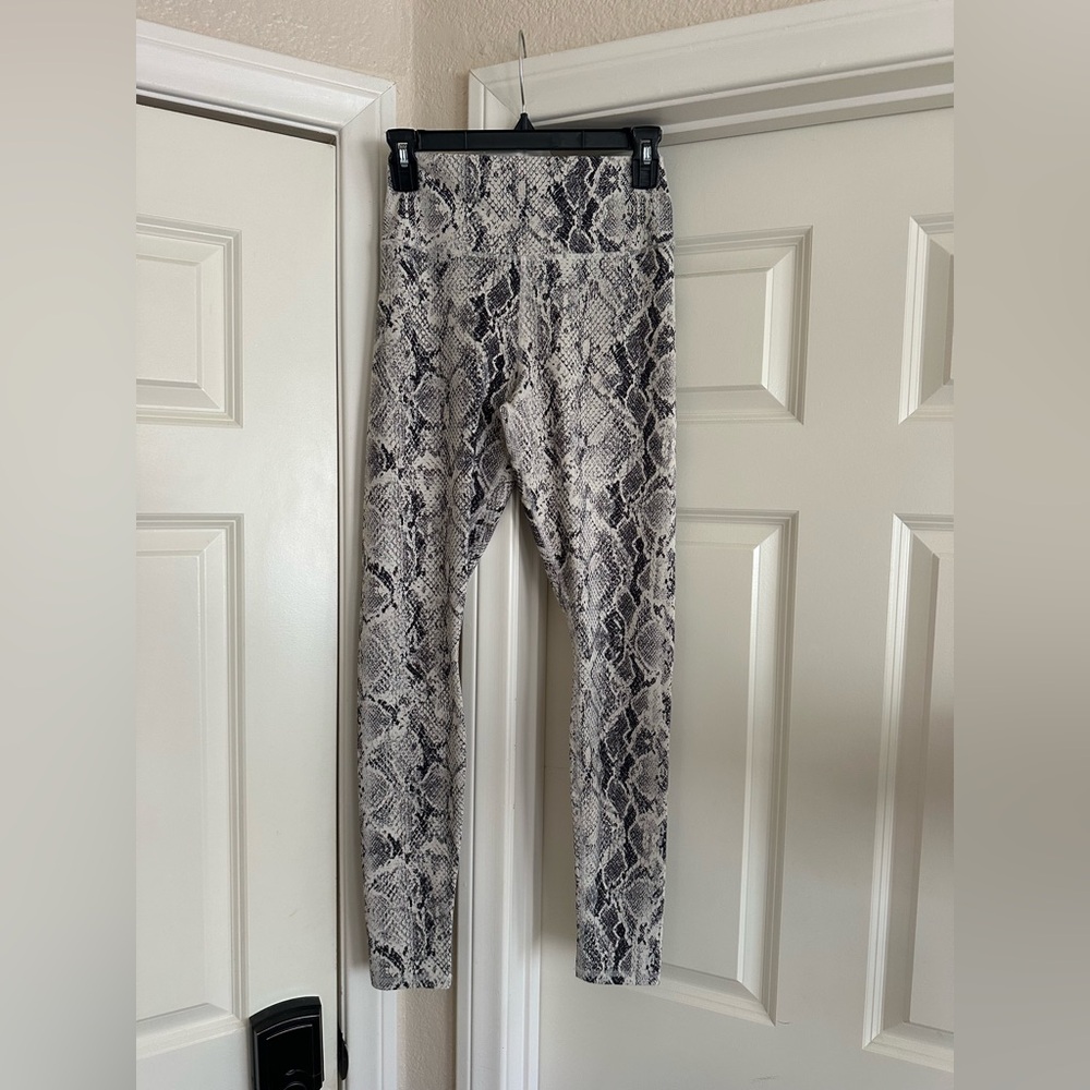 ALO Yoga HIGH-WAIST SNAKESKIN VAPOR LEGGING - BONE